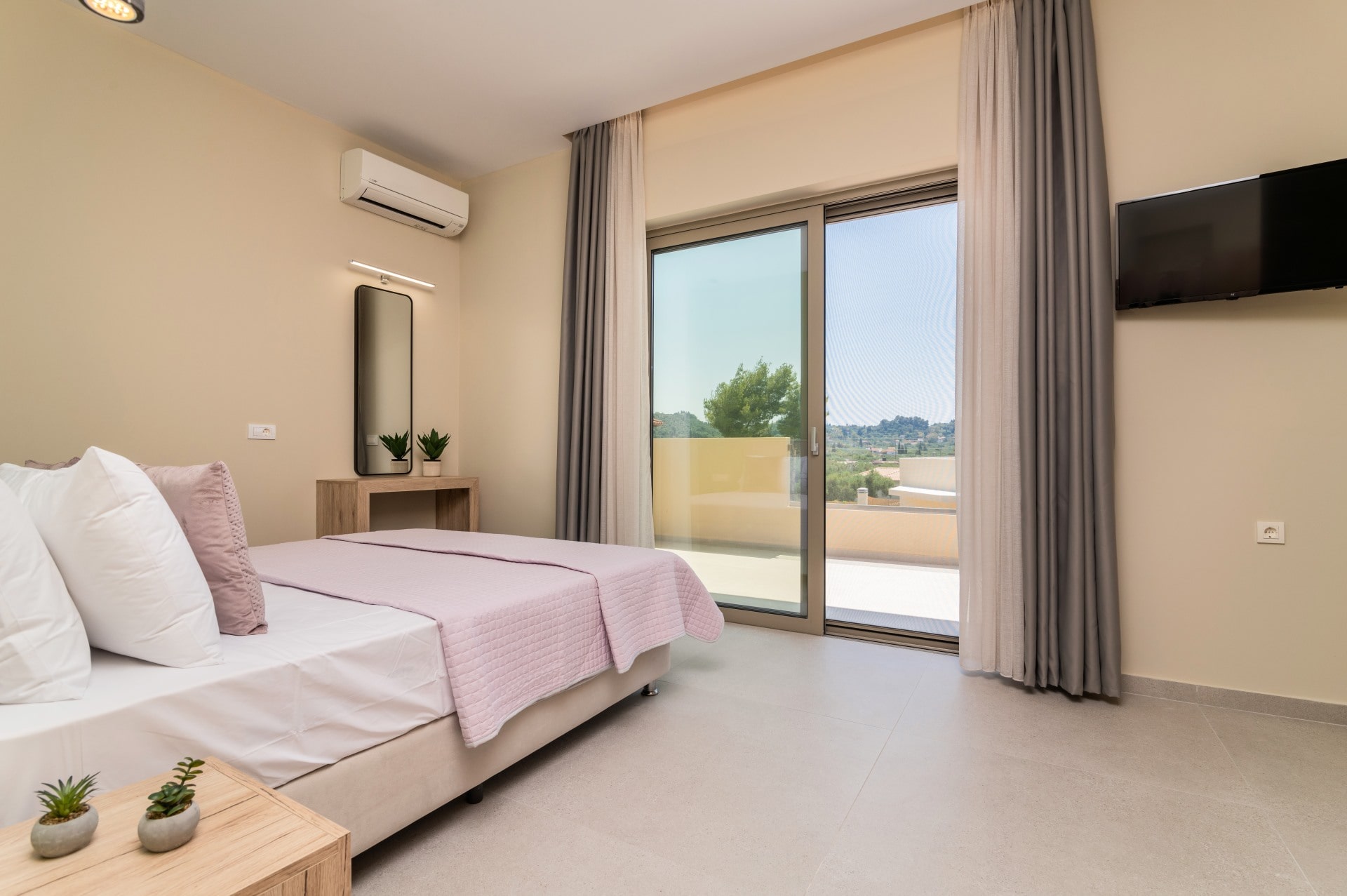 910e2242-f0c6-407f-a80e-37c197952170_1920-min